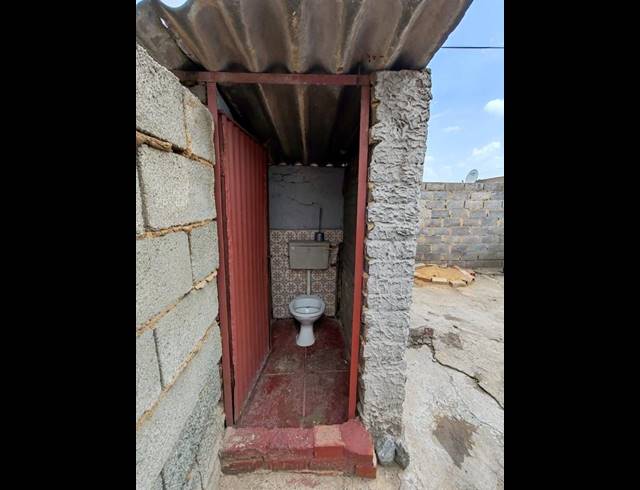 2 BEDROOM HOUSE FOR SALE IN MOFOLO CENTRAL